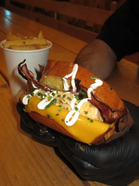 Bocadillo y patatas fritas sobre una mesa
