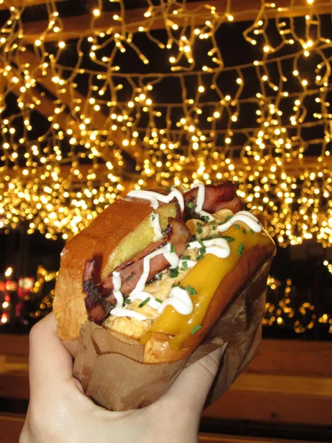 Bocadillo bajo luces cálidas de restaurante