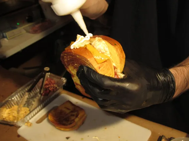 Preparación de un bocadillo con salsa