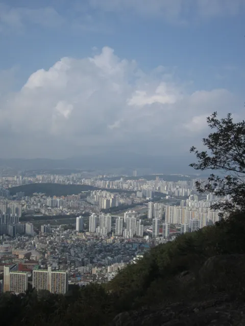 Panorámica de una ciudad desde las montañas
