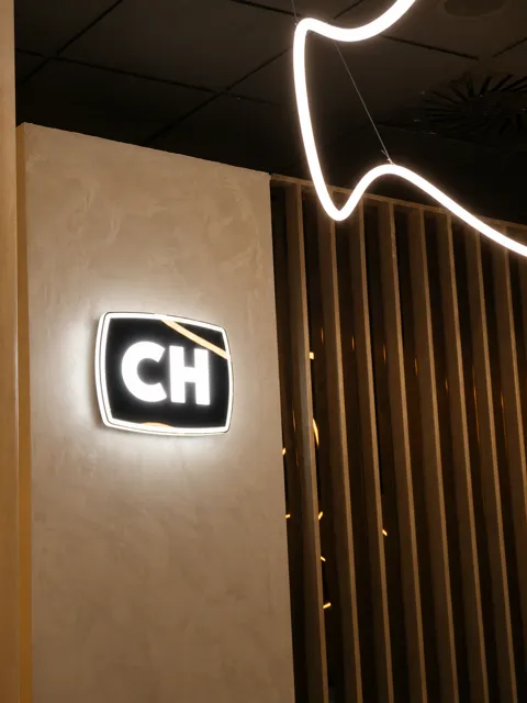 Detalle de iluminación en una pared de hotel