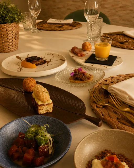 Mesa preparada para un desayuno
