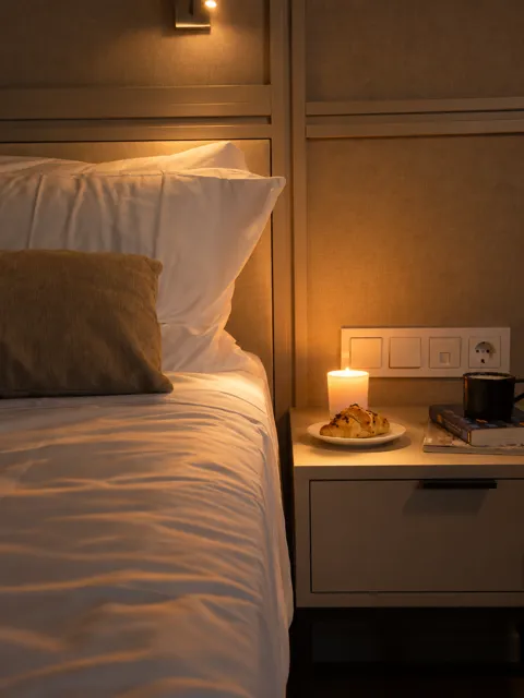 Dormitorio de hotel con iluminación cálida