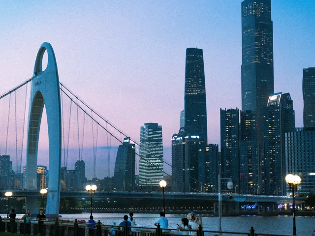 Puente y edificios de una ciudad al atardecer
