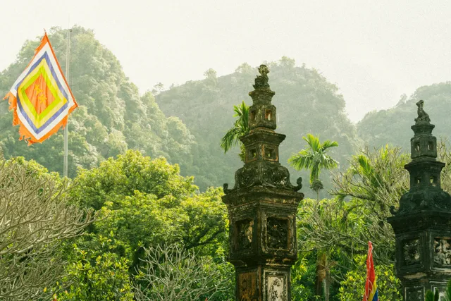 Arquitectura tradicional en un paisaje verde