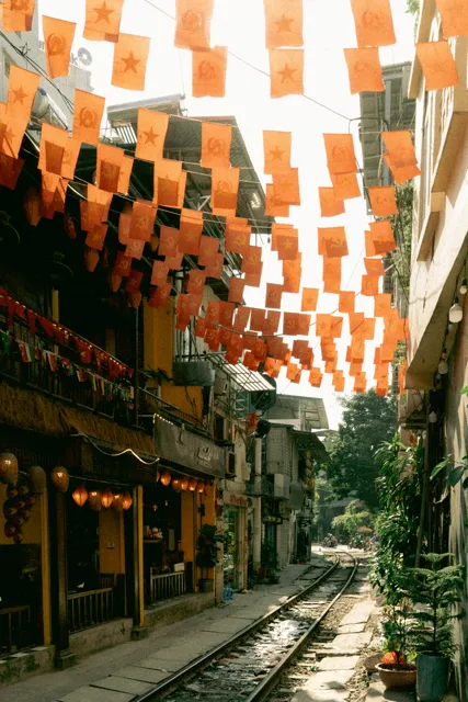 Calle con banderines de colores