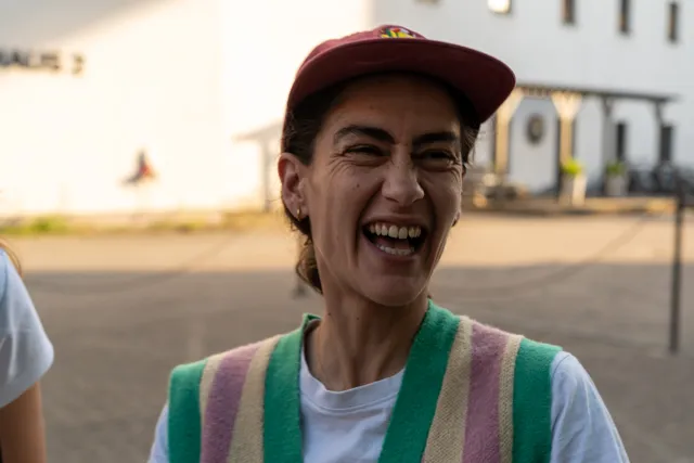 Retrato sonriente de un asistente a un evento