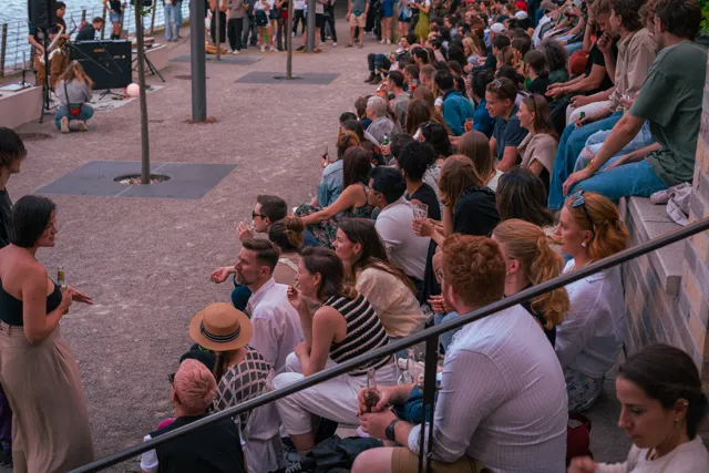 Público sentado en un evento al aire libre