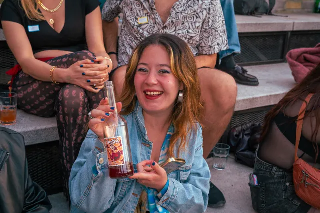 Retrato de una asistente sonriendo entre el público