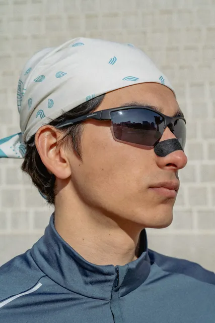 Retrato con gafas de sol y pañuelo estampado