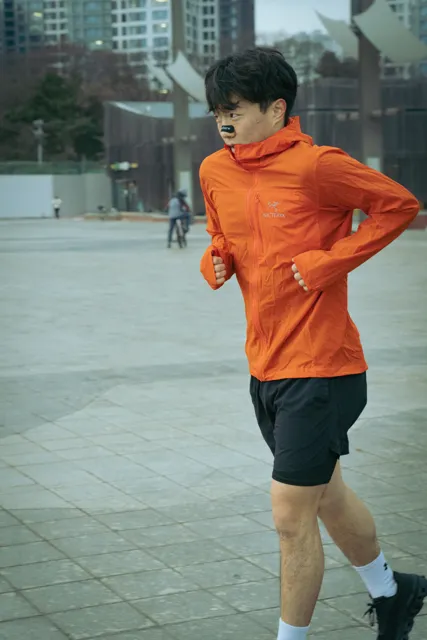 Una persona con chaqueta naranja en movimiento