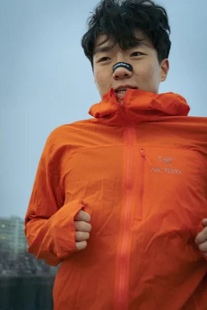 Retrato frontal con chaqueta naranja