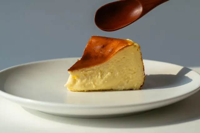 Cuchara sobre una porción de tarta de queso
