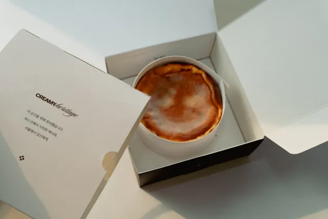 Tarta de queso dentro de su caja