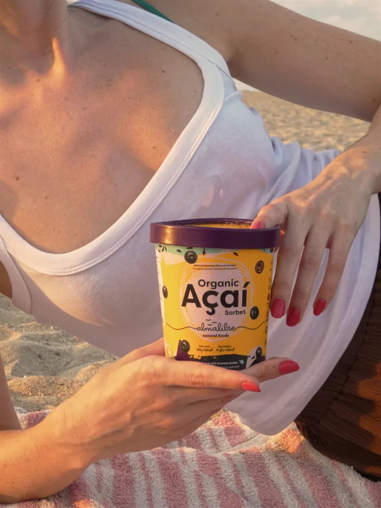 Fotografía de producto de açaí en contexto