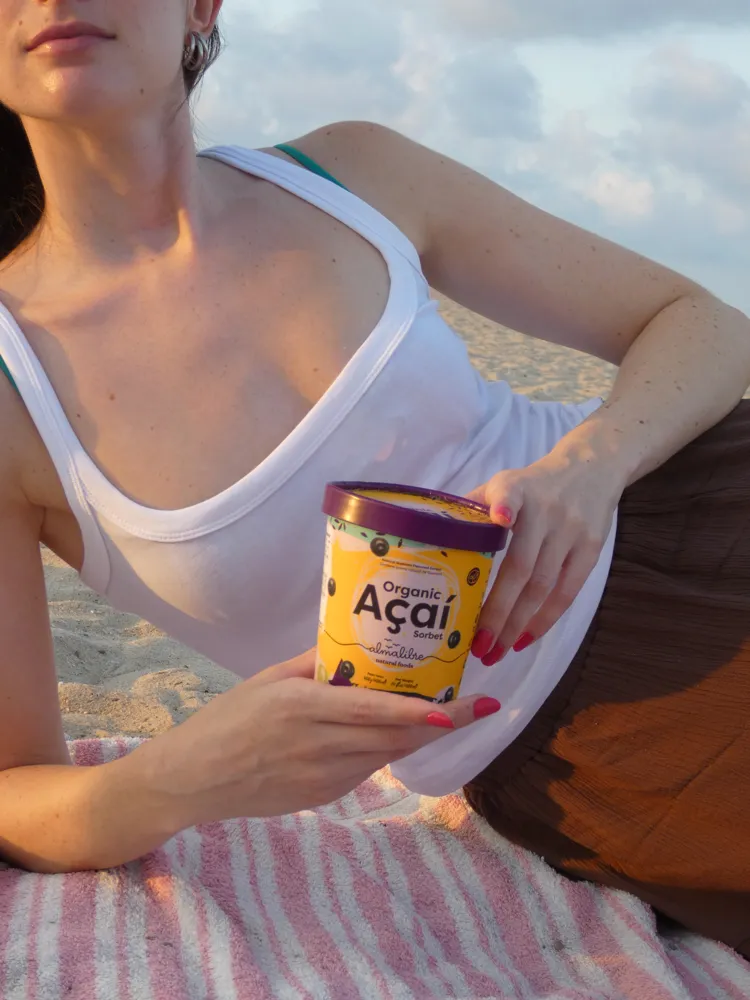 Fotografía de producto de açaí en contexto