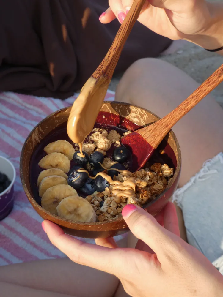 Fotografía de producto de açaí en contexto