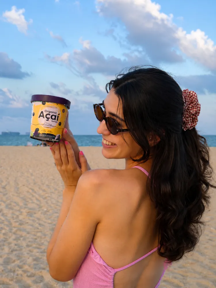 Fotografía de producto de açaí en contexto