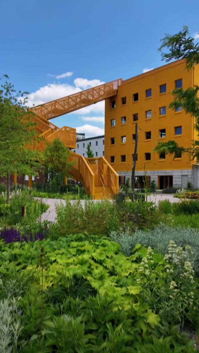 Edificio amarillo entre vegetación