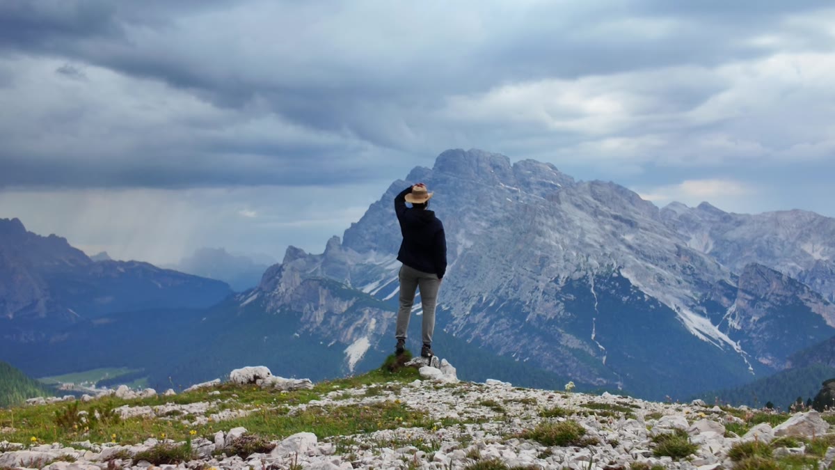Una figura ante las montañas de los Dolomitas