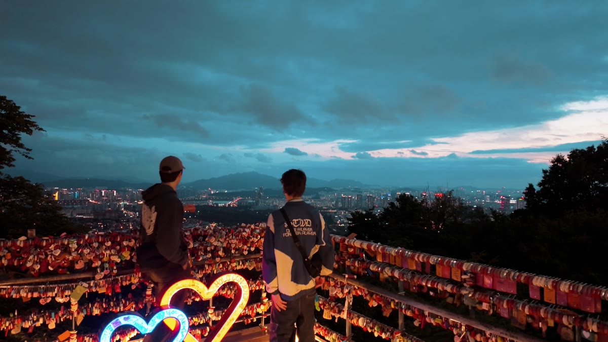 Dos personas en un mirador de Seúl iluminado