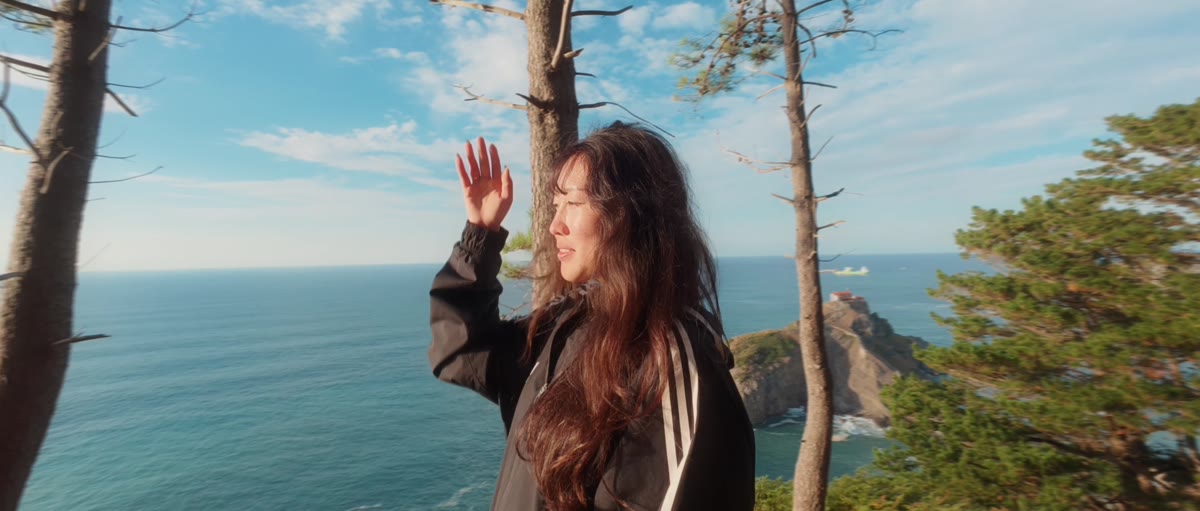 Retrato junto a un bosque y el mar